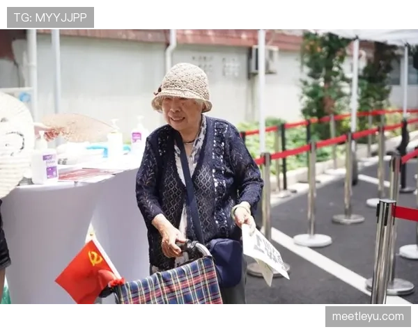 吴柳芳拎着一块名表去买菜，旁边大妈盯得眼睛都直了