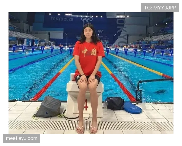 张雨霏训练完直接啃鸡腿，这自律和放纵的切换也太真实了